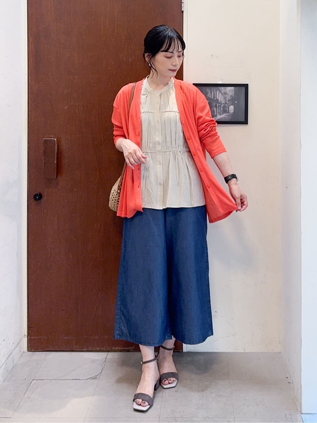 𝐇𝐢𝐫𝐨𝐦𝐢さんの「SHOO･LA･RUE｜【S-LL/ひんやり/UV】手の甲まで隠れる トッパーカーディガン」を使ったコーディネート