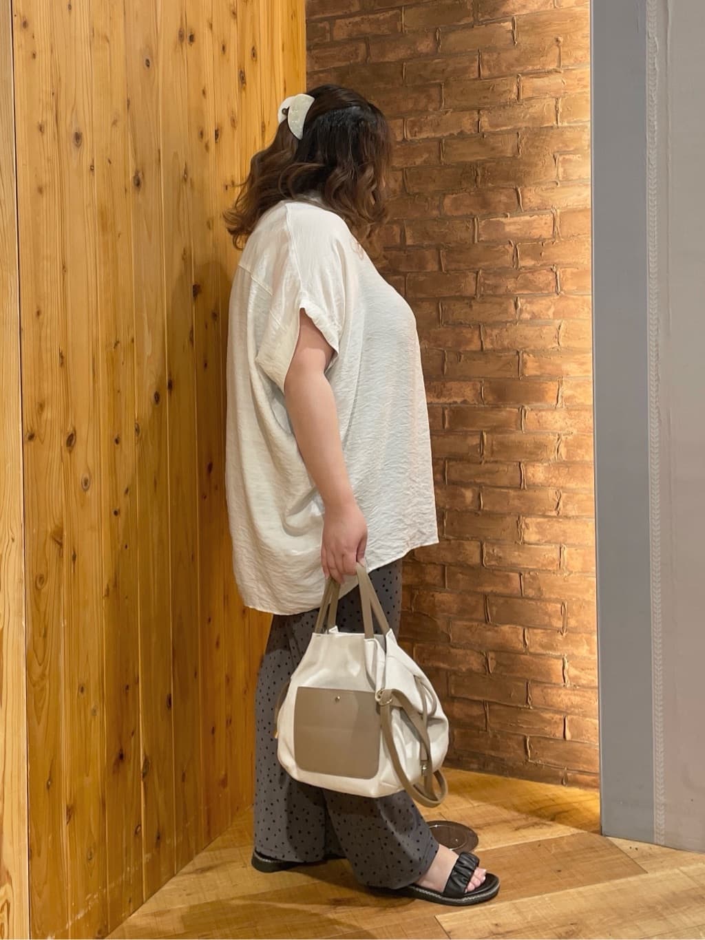 Risaさんの「SHOO･LA･RUE｜【ひんやり】すっきりきれいに体型カバー コクーンシルエットワンピース」を使ったコーディネート