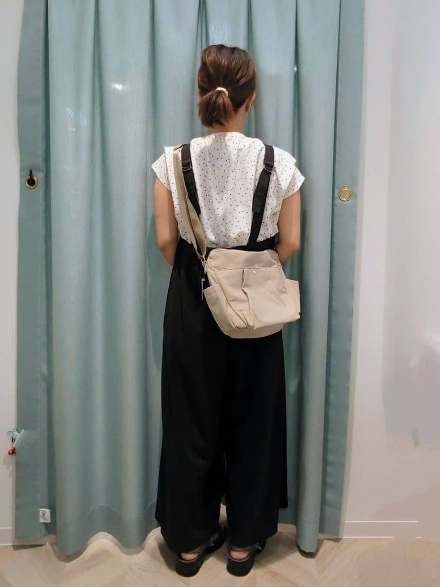 やすさんの「SHOO･LA･RUE｜【S-LL/ひんやり】きちんと見えで好印象 ドット柄デザイントップス」を使ったコーディネート