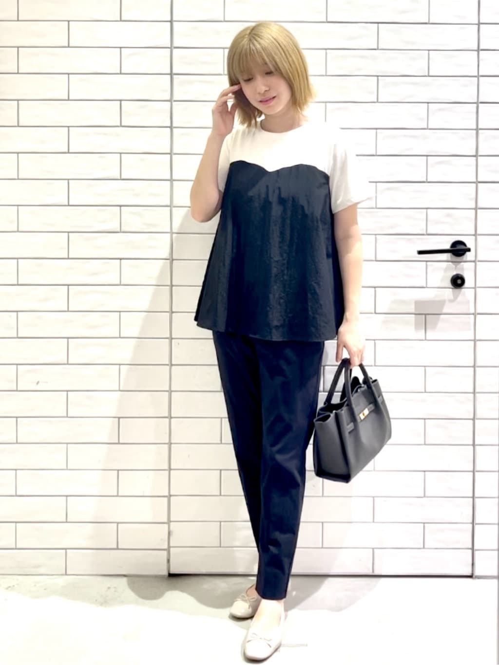 しおりさんの「OPAQUE.CLIP｜麻混ハイストレッチイージースティックパンツ【洗濯機洗い可】」を使ったコーディネート