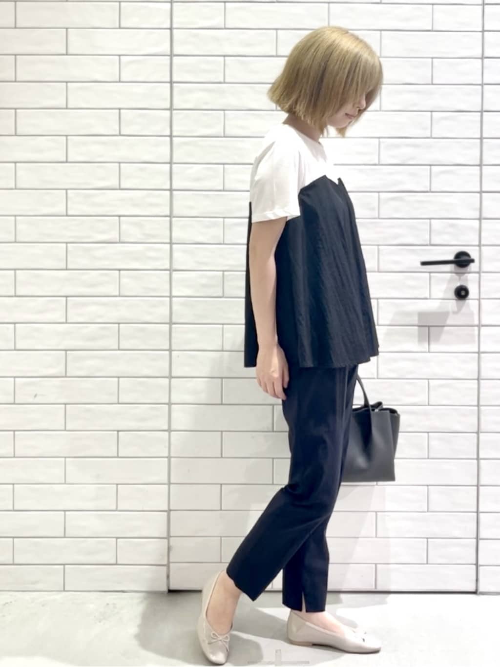 しおりさんの「OPAQUE.CLIP｜麻混ハイストレッチイージースティックパンツ【洗濯機洗い可】」を使ったコーディネート