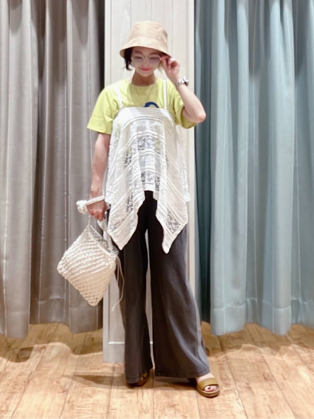aaamiさんの「SHOO･LA･RUE｜【2WAY】スカートにもなる イレヘム レースビスチェ」を使ったコーディネート