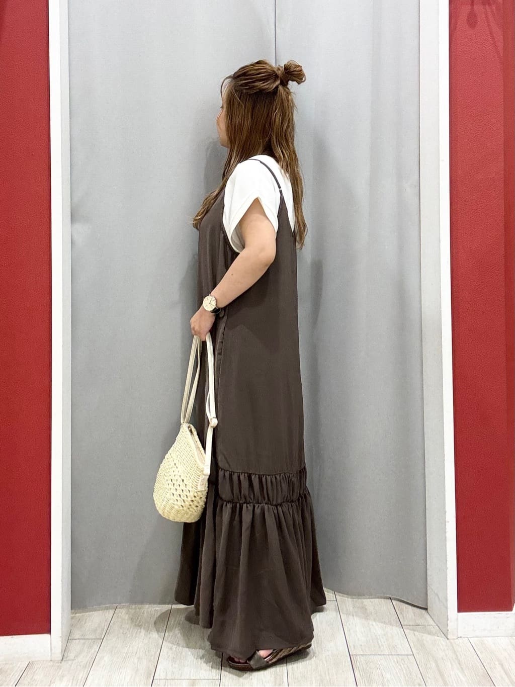 shioさんの「SHOO･LA･RUE｜【ひんやり】シャーリングがアクセントに 大人のデザインキャミワンピース」を使ったコーディネート