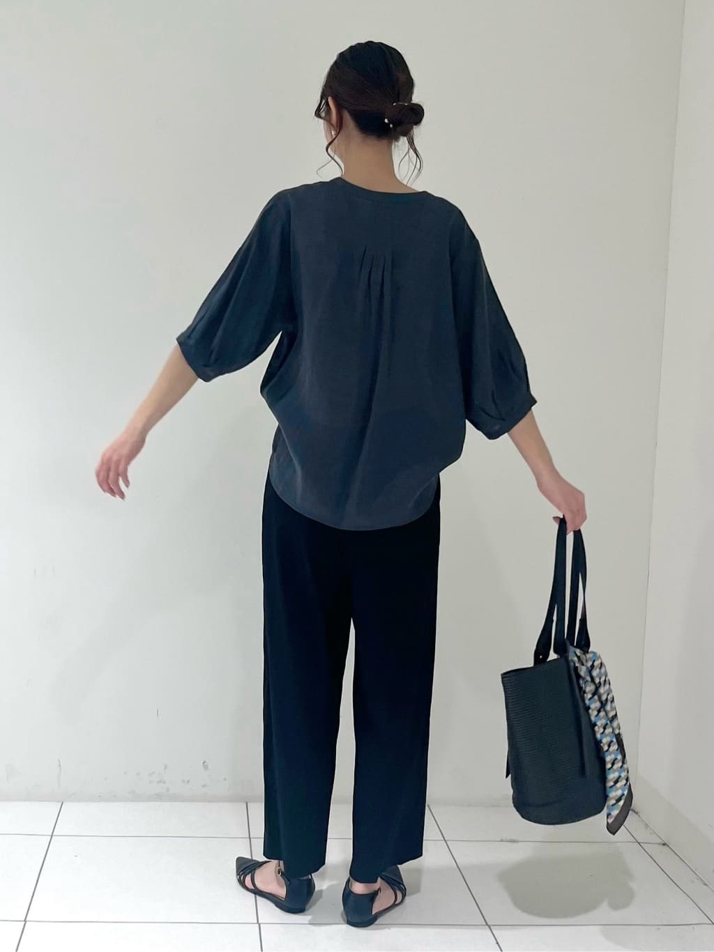 shioriさんの「INDIVI｜【褒められパンツ／洗える／ウエストゴム】ワイドタックパンツ」を使ったコーディネート