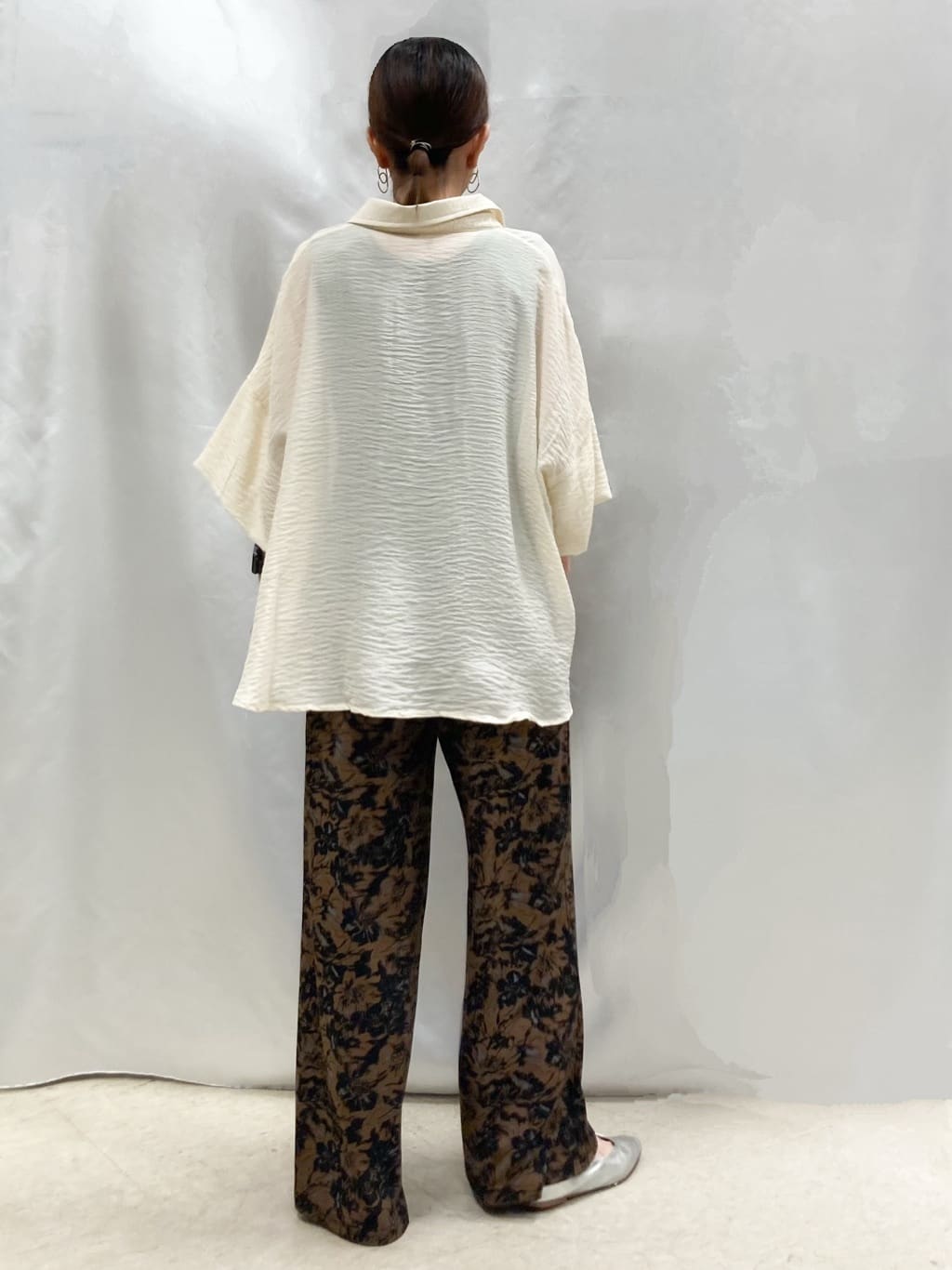 thさんの「SHOO･LA･RUE｜ゆるっと感がこなれ見え ワッシャーシアー半袖シャツ」を使ったコーディネート