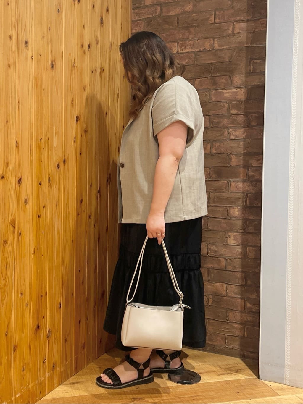 Risaさんの「SHOO･LA･RUE｜【ひんやり】シャーリングがアクセントに 大人のデザインキャミワンピース」を使ったコーディネート