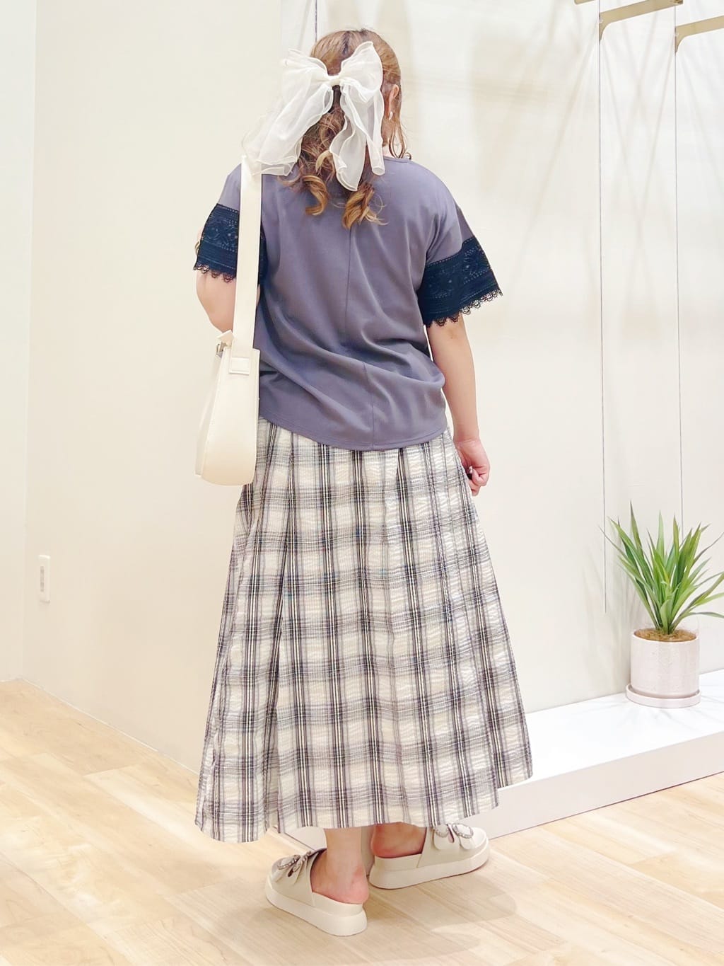みことさんの「grove｜【洗える/二の腕カバー】上品なレースで叶える、きちんと見えの夏Tシャツ」を使ったコーディネート
