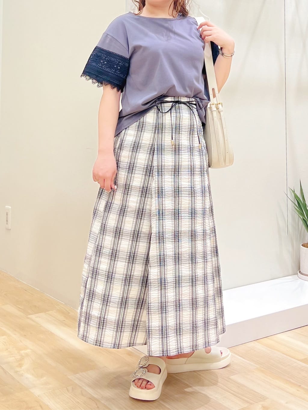 みことさんの「grove｜【洗える/二の腕カバー】上品なレースで叶える、きちんと見えの夏Tシャツ」を使ったコーディネート