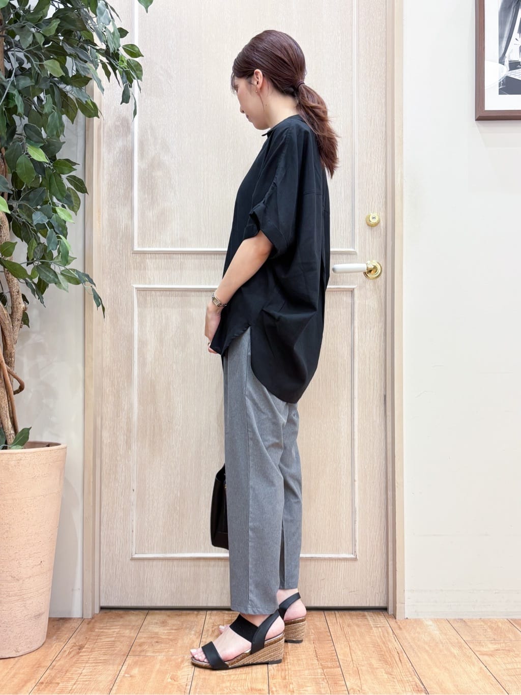 なみさんの「SHOO･LA･RUE｜【S-LL/UV/接触冷感/抗菌防臭】体型を自然にカバー フレンチリネンブレンド襟付ドルマンシャツ」を使ったコーディネート