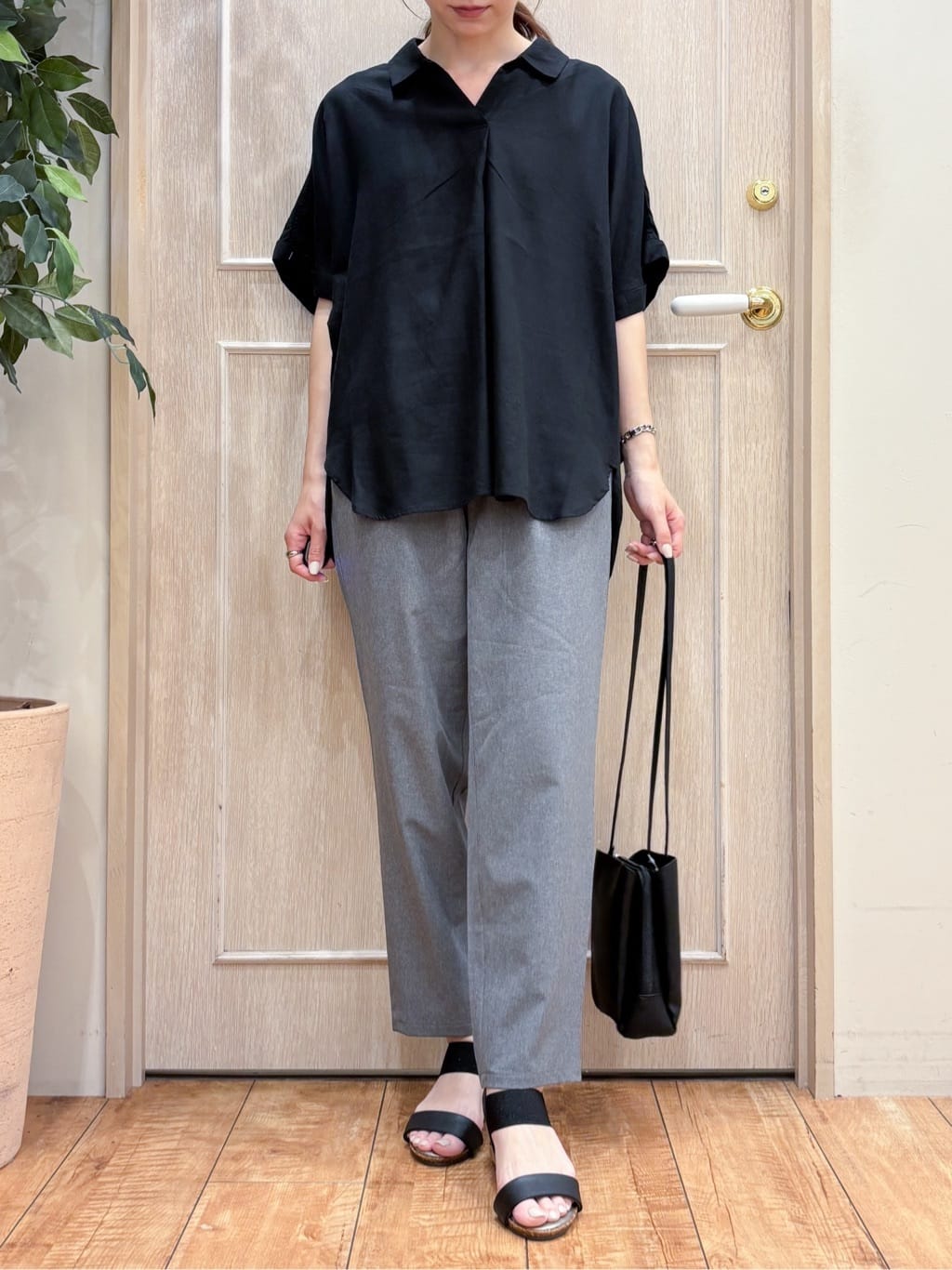 なみさんの「SHOO･LA･RUE｜【S-LL/UV/接触冷感/抗菌防臭】体型を自然にカバー フレンチリネンブレンド襟付ドルマンシャツ」を使ったコーディネート