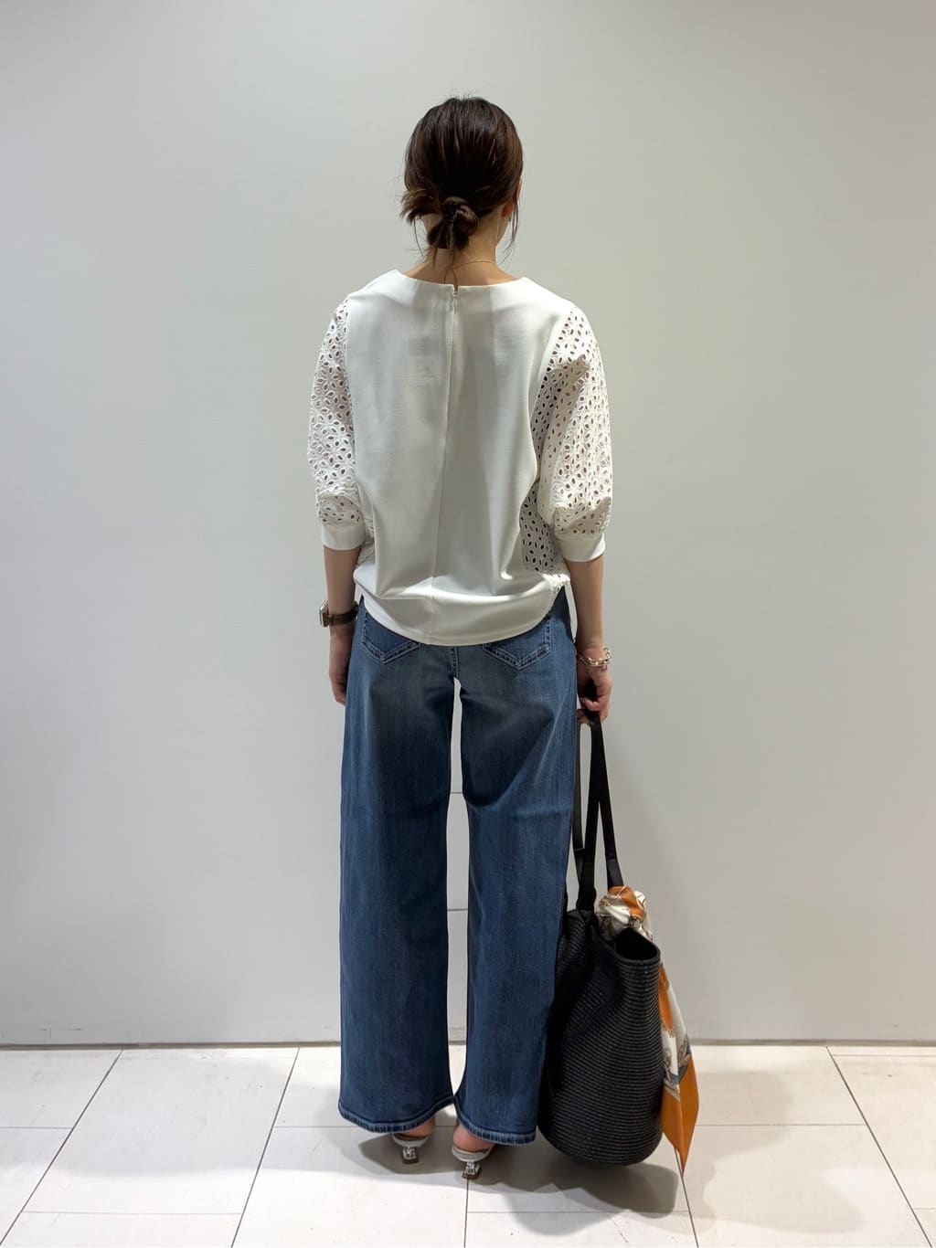 KAOさんの「INDIVI｜【褒められデニム】ワイドストレート デニムパンツ」を使ったコーディネート