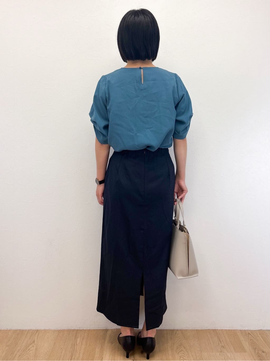 Takeさんの「OPAQUE.CLIP｜リネンライクキーネックタックスリーブブラウス【洗濯機洗い可／吸水速乾／接触冷感】」を使ったコーディネート
