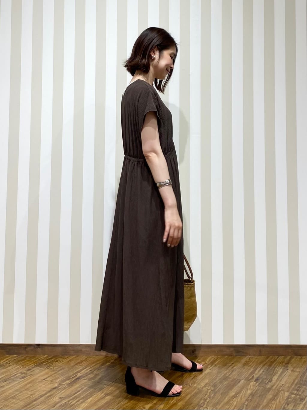 SAOさんの「SHOO･LA･RUE｜【前後2WAY】さらりと大人上品に 楊柳フレンチワンピース」を使ったコーディネート