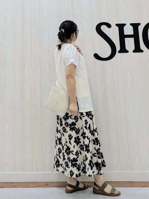 さくみぃさんの「SHOO･LA･RUE｜【S-LL/UV/プチプラ】お袖タックで好印象 デザインTシャツ」を使ったコーディネート
