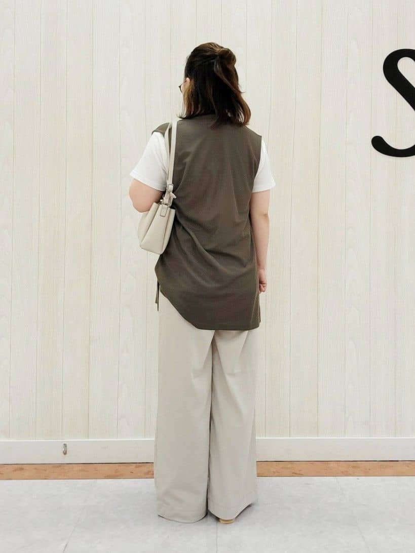 nanahachiさんの「SHOO･LA･RUE｜【2点セット】着回しいろいろ ジレ＋ロゴTシャツ」を使ったコーディネート