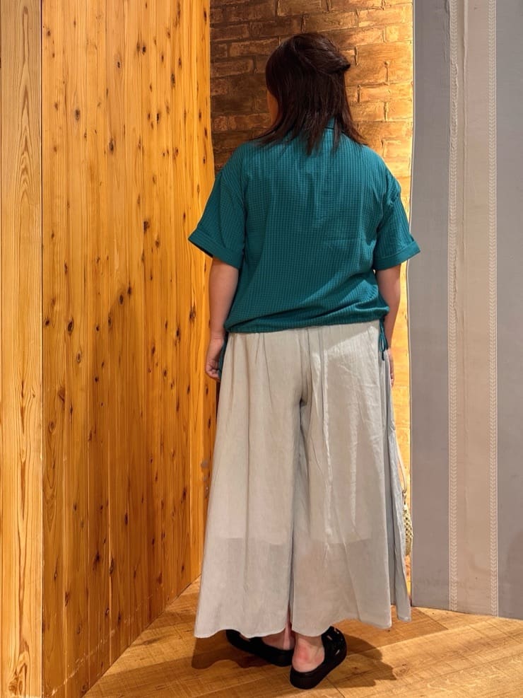ゆかぴさんの「SHOO･LA･RUE｜シルエット変化を楽しめる シアーチェックドロストシャツ」を使ったコーディネート