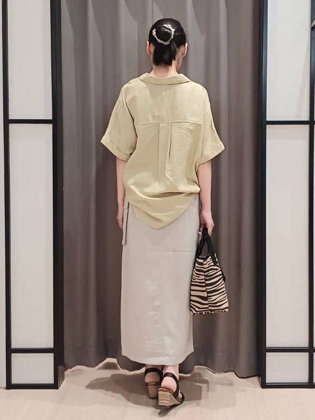 スゥさんの「SHOO･LA･RUE｜【S-LL/UV/接触冷感/抗菌防臭】体型を自然にカバー フレンチリネンブレンド襟付ドルマンシャツ」を使ったコーディネート