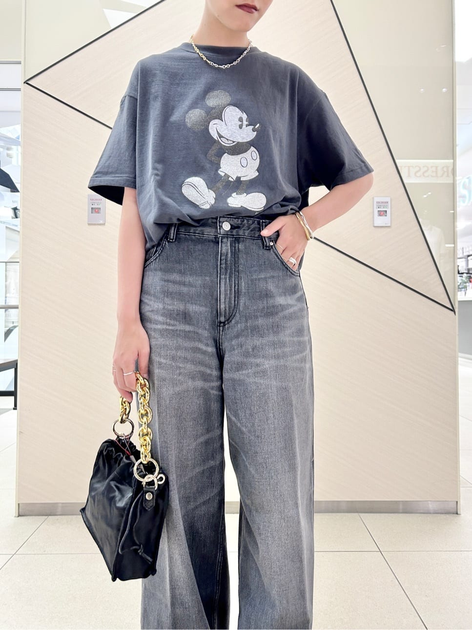 OCHIAIさんの「DRESSTERIOR｜ヴィンテージ加工ワイドデニムパンツ」を使ったコーディネート