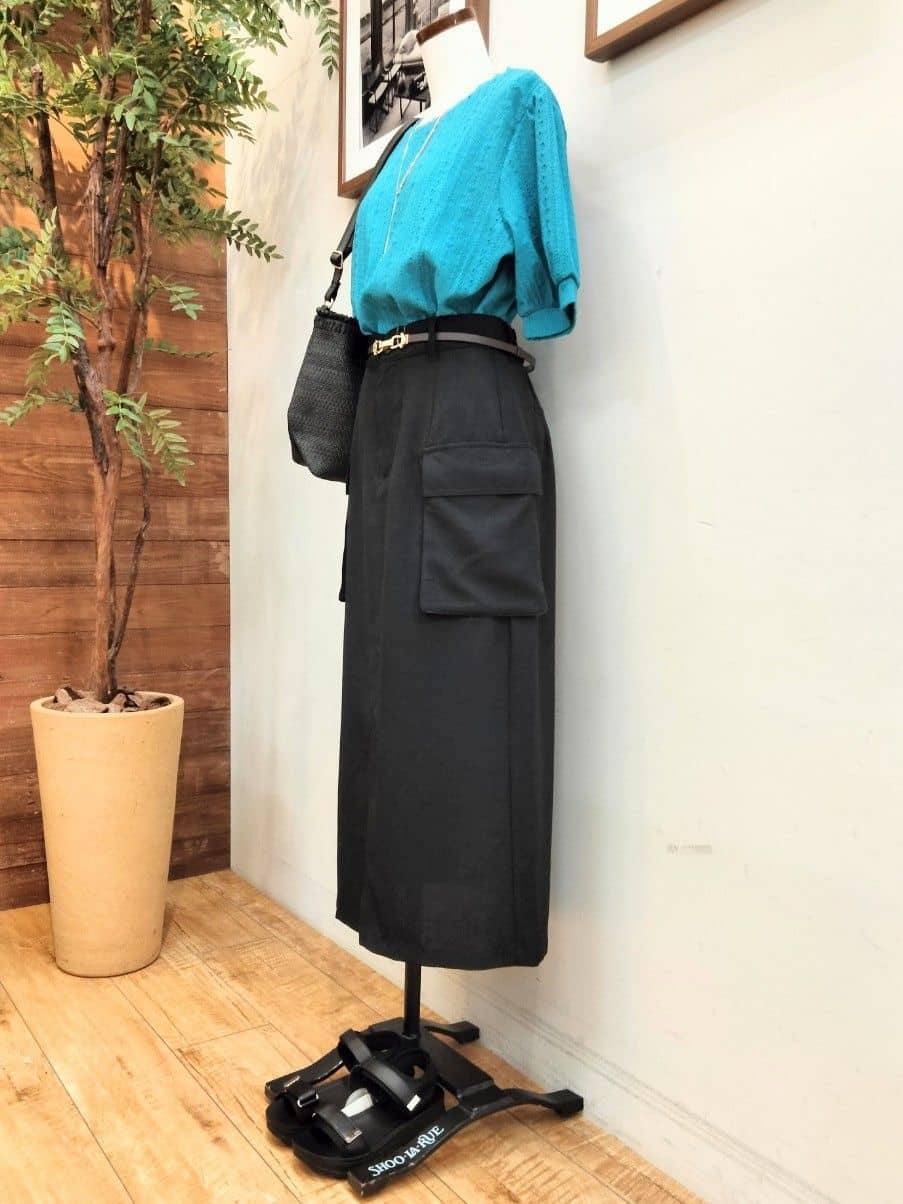 うっちーさんの「SHOO･LA･RUE｜【S-LL】大人のきれいめカジュアルに 麻調カーゴナロースカート」を使ったコーディネート