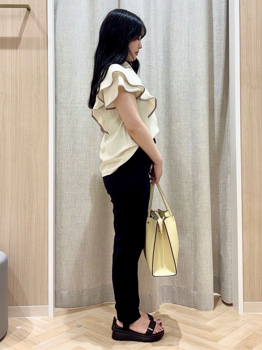 minamiさんの「grove｜キレイも動きやすさも　美脚見えハイパーストレッチパンツ」を使ったコーディネート
