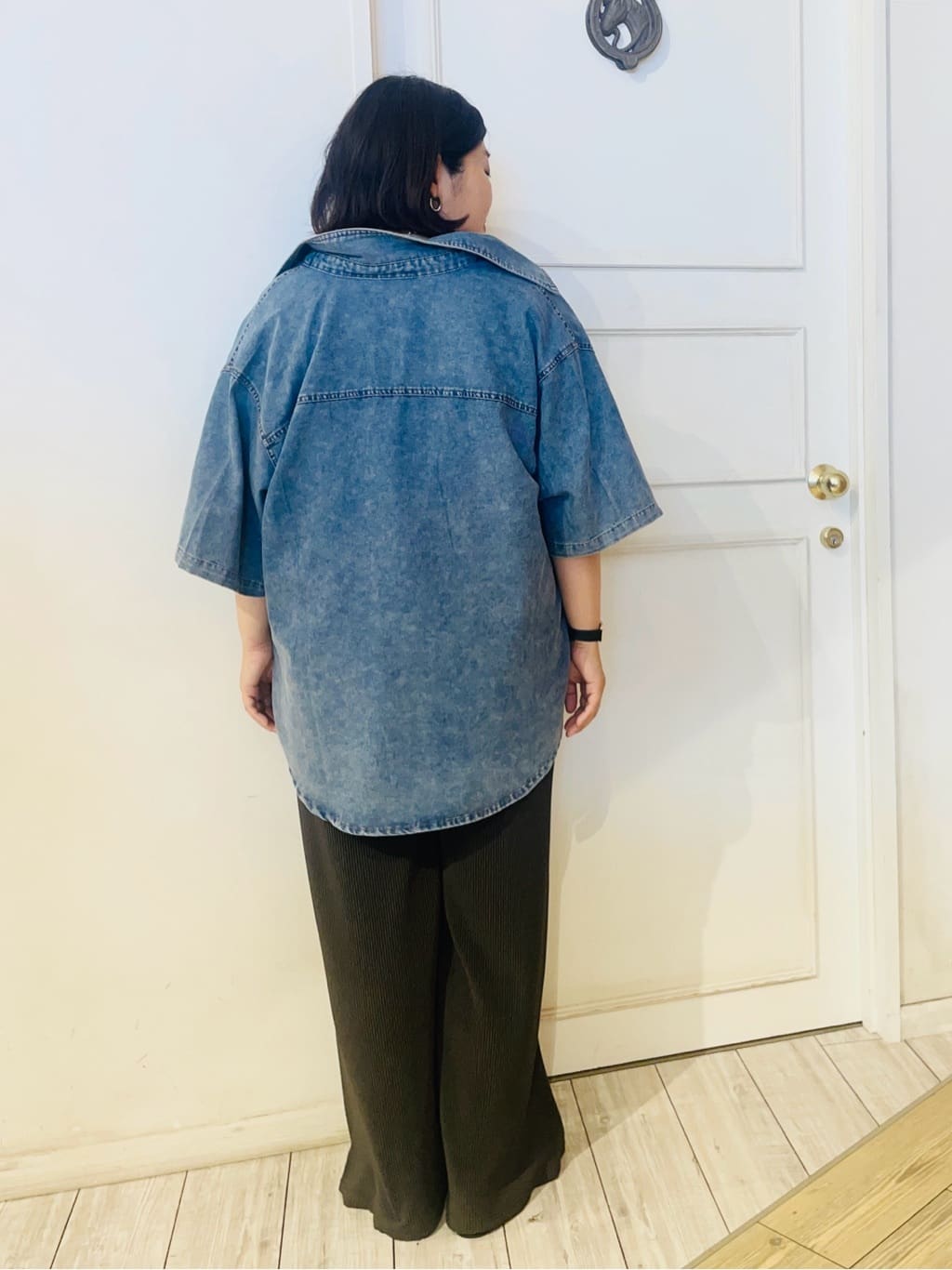 すーさんの「SHOO･LA･RUE｜【汗ジミ防止/ひんやり/UV】ロゴプリントTシャツ」を使ったコーディネート