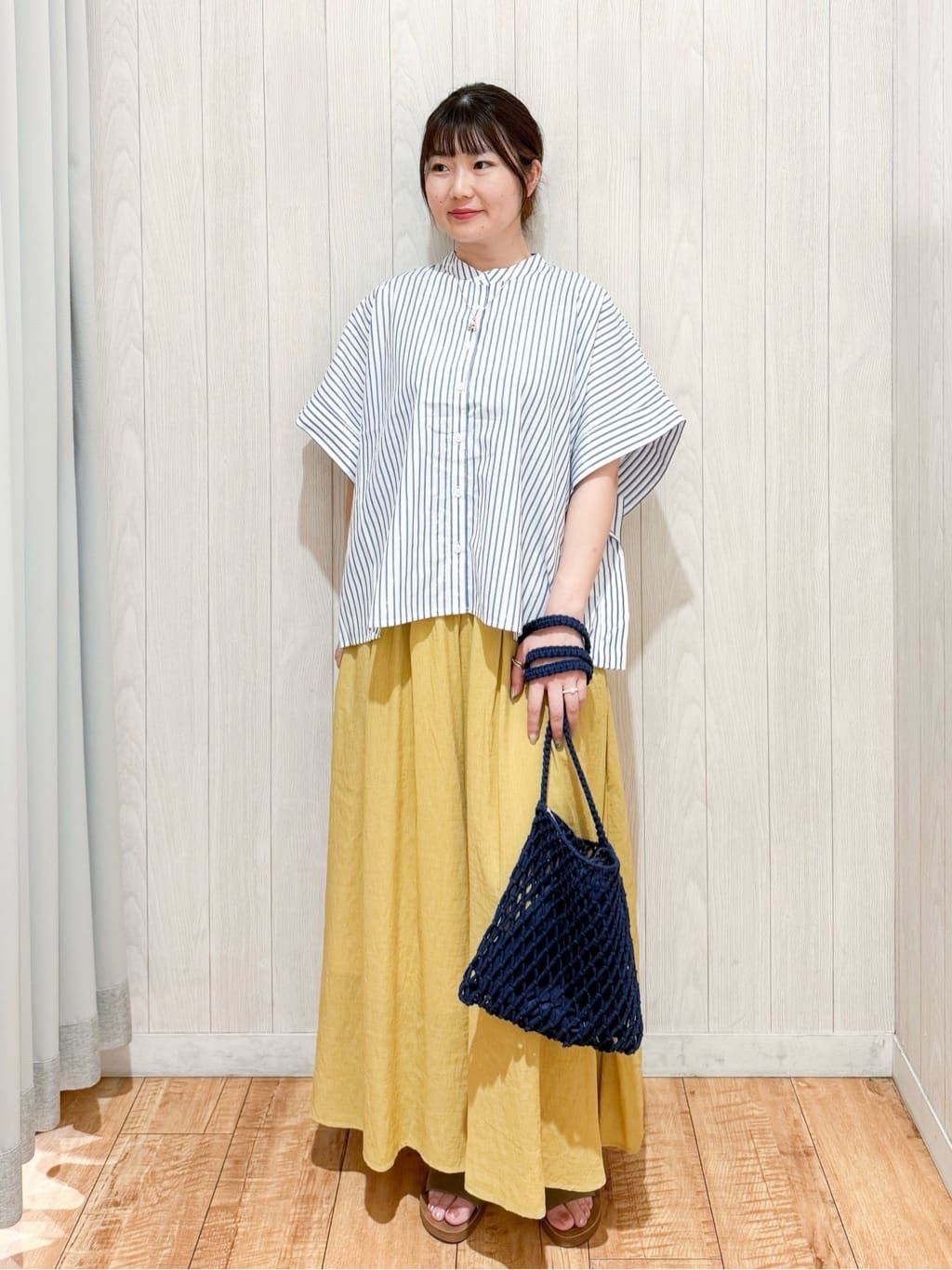 愛さんの「SHOO･LA･RUE｜きれいめカジュアルに ラメストライプ ポンチョ風シャツ」を使ったコーディネート