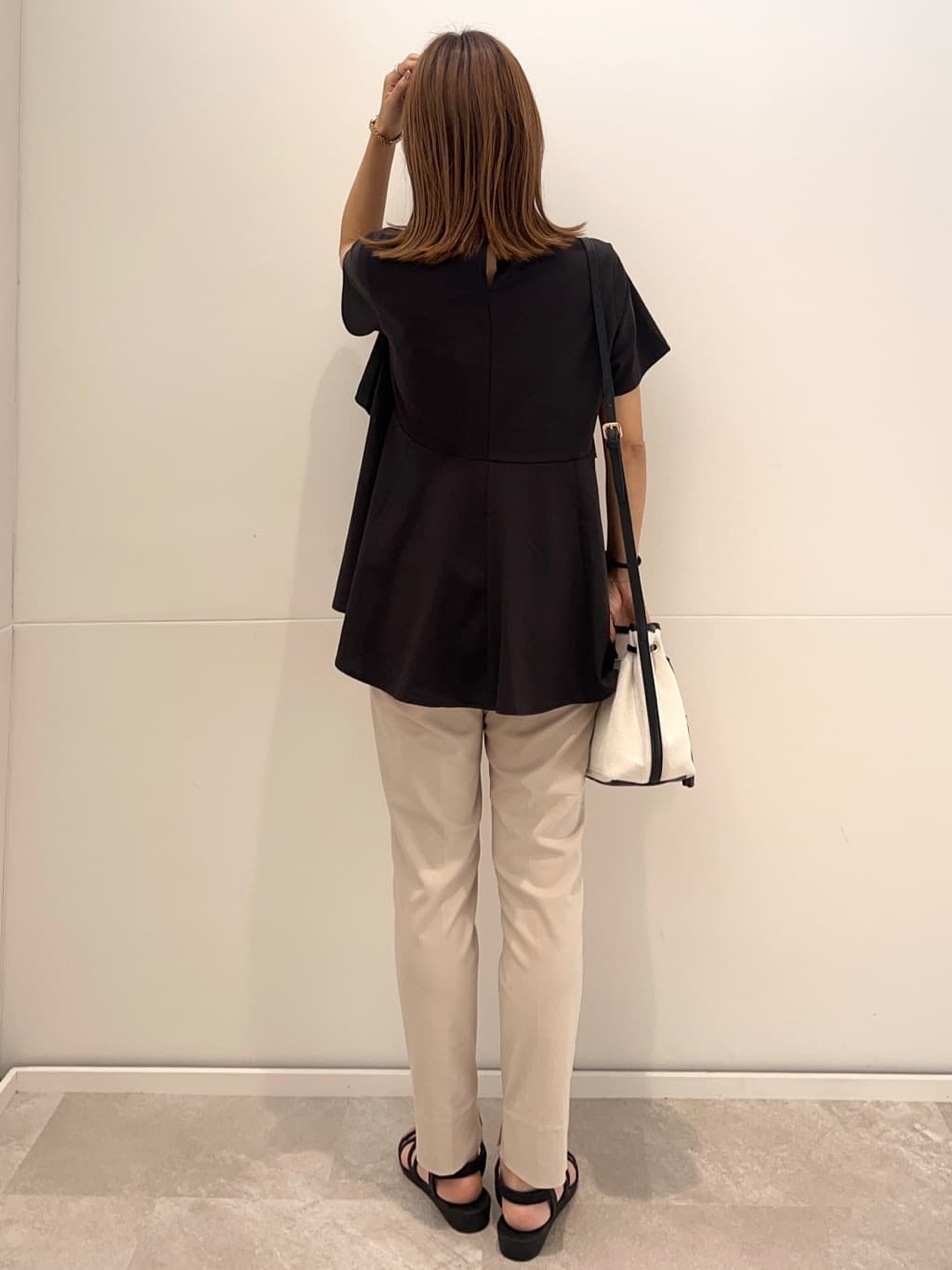 meeさんの「OPAQUE.CLIP｜麻混ハイストレッチイージースティックパンツ【洗濯機洗い可】」を使ったコーディネート