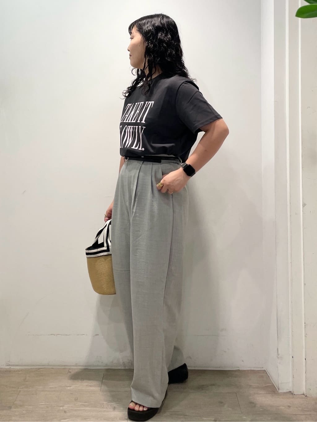 sumicaさんの「OPAQUE.CLIP｜ロゴプリントTシャツ【洗濯機洗い可】」を使ったコーディネート