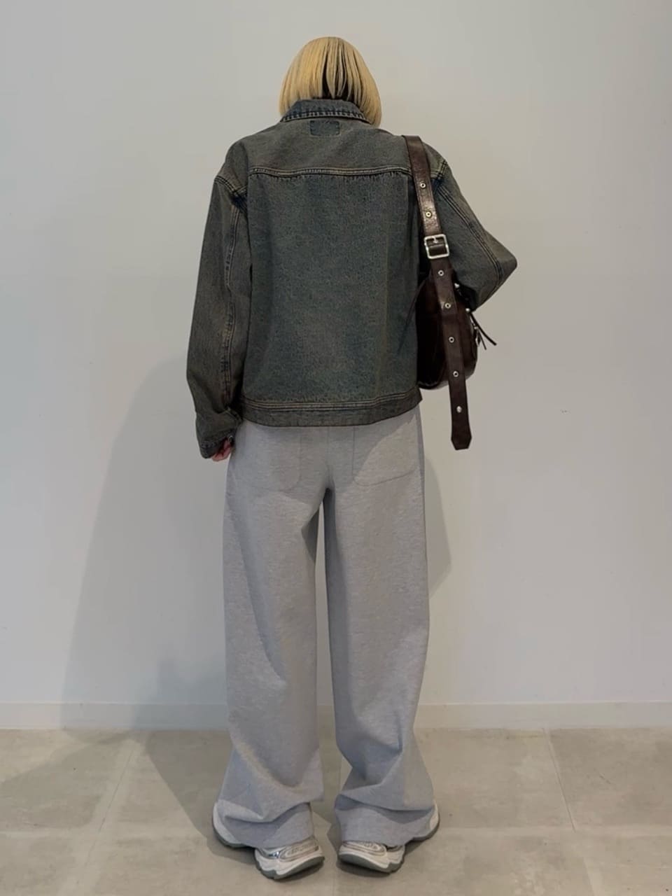 川本葵さんの「tk.TAKEO KIKUCHI｜【FANCYシリーズ】スタッズクレセントショルダーバッグ」を使ったコーディネート