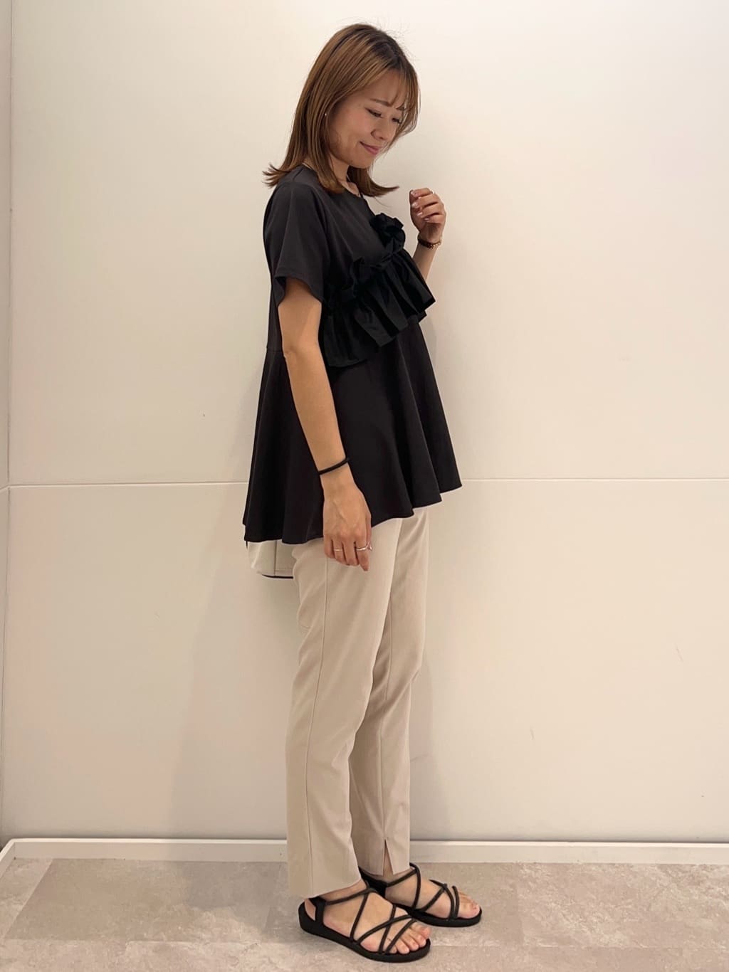 meeさんの「OPAQUE.CLIP｜麻混ハイストレッチイージースティックパンツ【洗濯機洗い可】」を使ったコーディネート