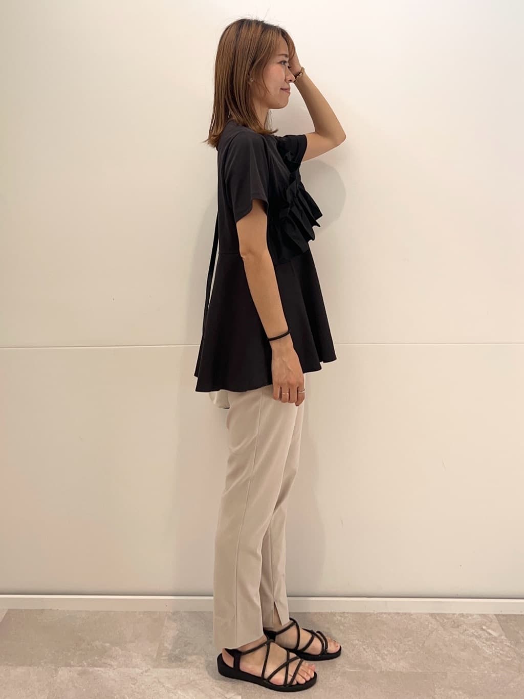 meeさんの「OPAQUE.CLIP｜麻混ハイストレッチイージースティックパンツ【洗濯機洗い可】」を使ったコーディネート