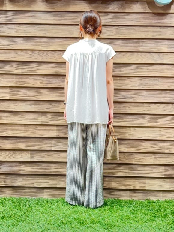 himiさんの「SHOO･LA･RUE｜【S-LL/洗濯後しわになりにくい】上品にきれい見え スラブギャザーブラウス」を使ったコーディネート