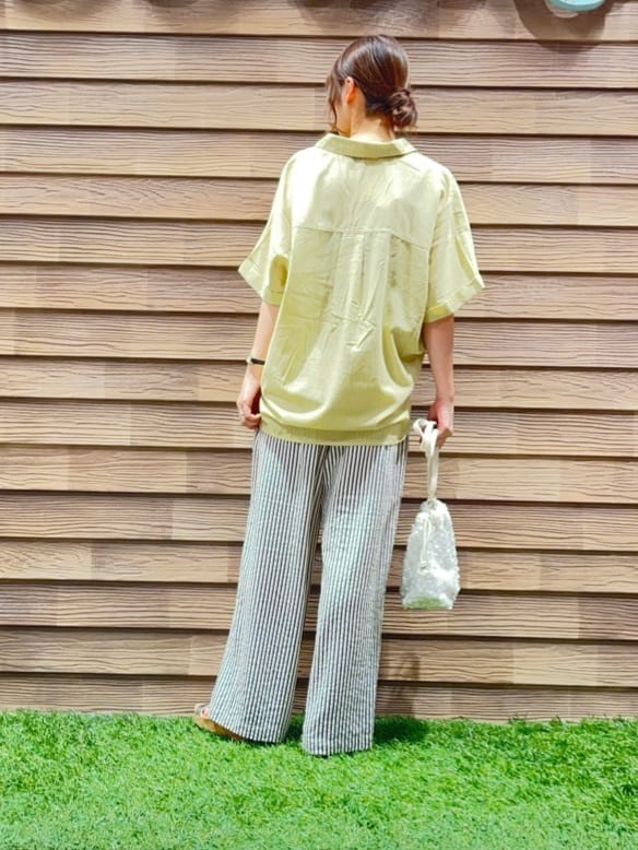 himiさんの「SHOO･LA･RUE｜【S-LL/UV/接触冷感/抗菌防臭】体型を自然にカバー フレンチリネンブレンド襟付ドルマンシャツ」を使ったコーディネート