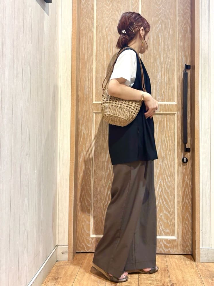 meiさんの「SHOO･LA･RUE｜【2点セット】着回しいろいろ ジレ＋ロゴTシャツ」を使ったコーディネート