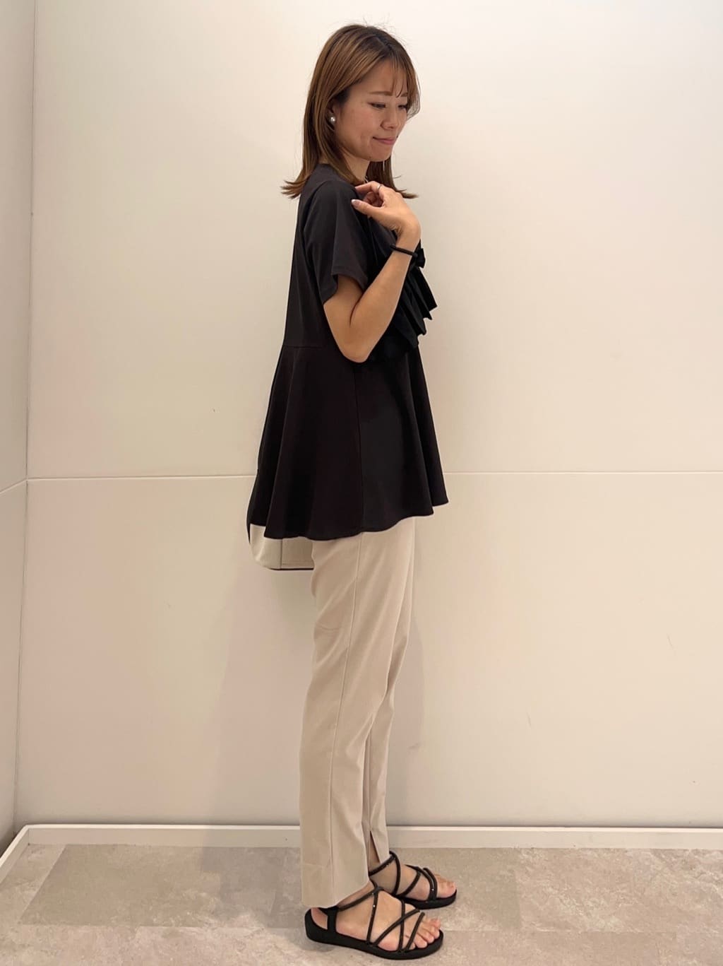 meeさんの「OPAQUE.CLIP｜麻混ハイストレッチイージースティックパンツ【洗濯機洗い可】」を使ったコーディネート