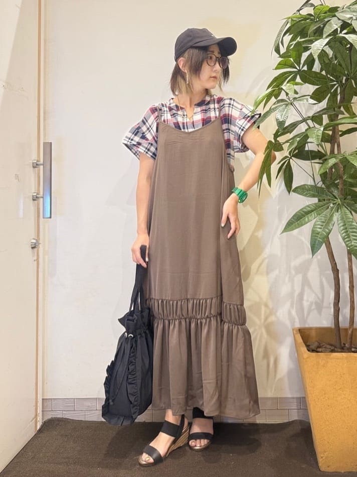 misakiさんの「SHOO･LA･RUE｜【ひんやり】シャーリングがアクセントに 大人のデザインキャミワンピース」を使ったコーディネート