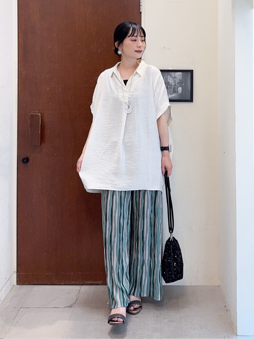 𝐇𝐢𝐫𝐨𝐦𝐢さんの「SHOO･LA･RUE｜【洗濯機可/柄が選べる】さらさら楽ちん プリーツ ワイドパンツ」を使ったコーディネート