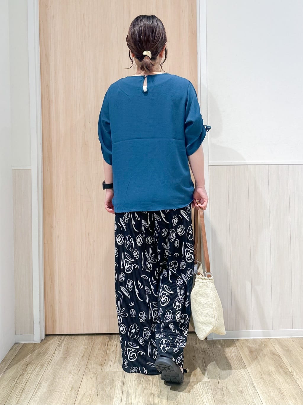 mimoさんの「SHOO･LA･RUE｜【洗濯機可/柄が選べる】さらさら楽ちん プリーツ ワイドパンツ」を使ったコーディネート