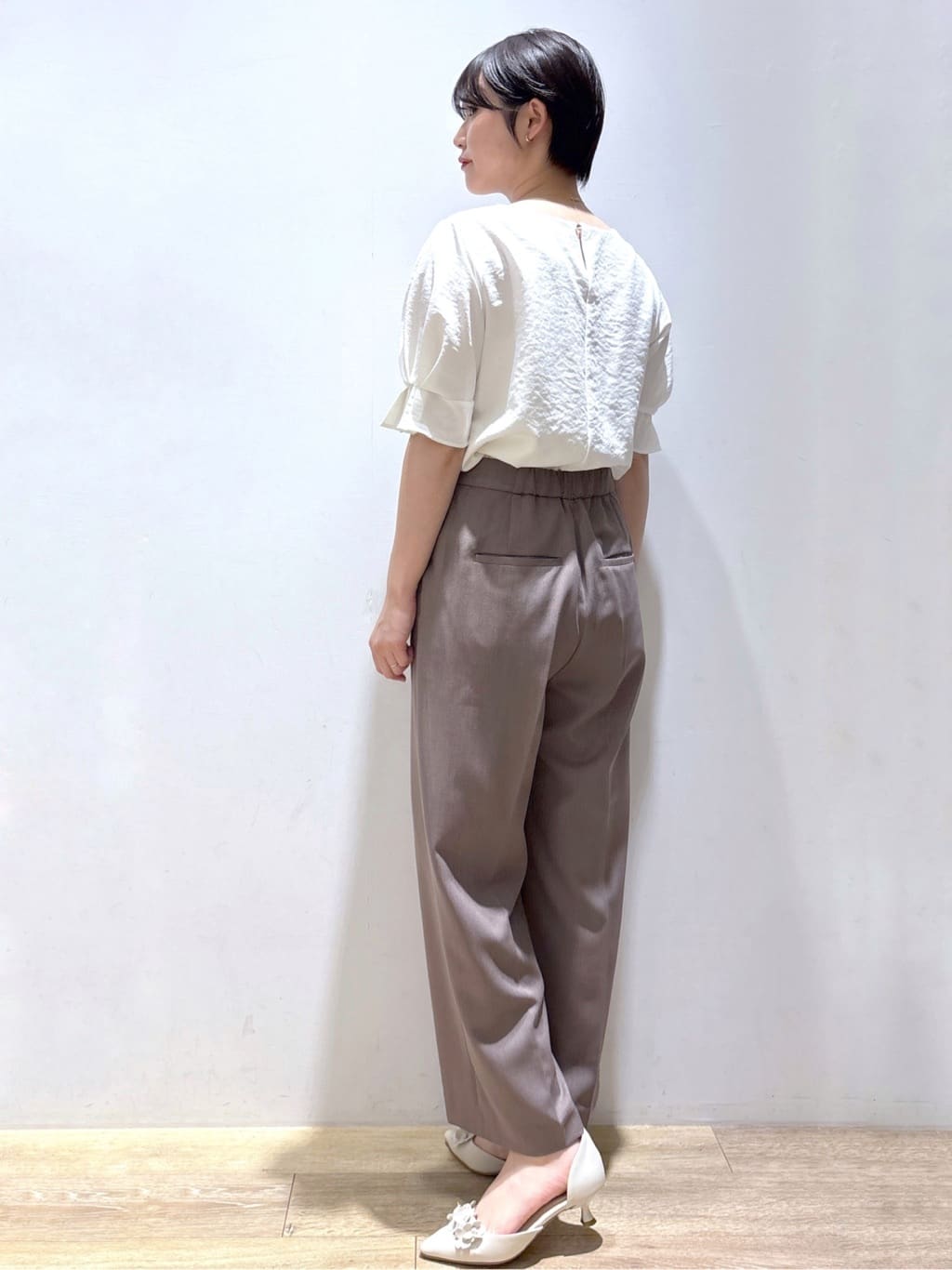mizukiさんの「index｜《8色展開／XS-LLサイズ》タックパフスリーブブラウス【洗濯機洗い可／吸水速乾／防シワ／抗ピル】」を使ったコーディネート