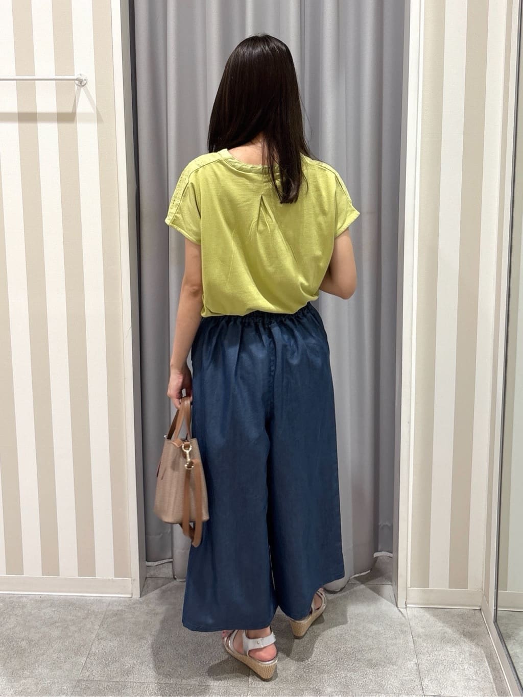 Rikaさんの「SHOO･LA･RUE｜【洗える/S-LL/ひんやり】金ボタンがアクセント　大人のデニムガウチョパンツ」を使ったコーディネート
