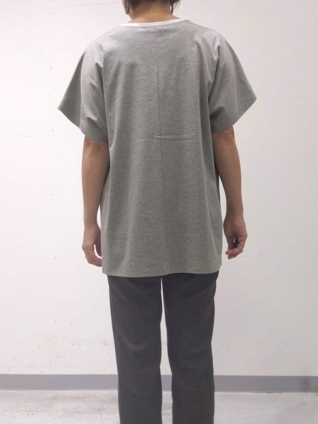 Kさんの「INDIVI｜【洗える／汗ジミ防止】バイカラー＆アシメヘム Tシャツ」を使ったコーディネート