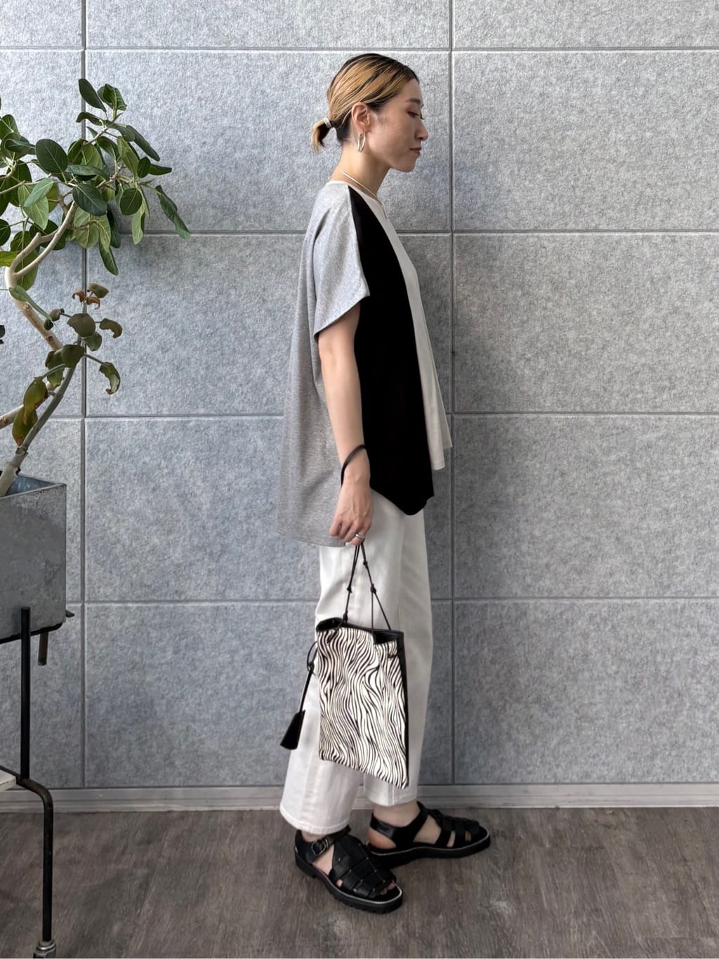kotakiさんの「INDIVI｜【洗える／汗ジミ防止】バイカラー＆アシメヘム Tシャツ」を使ったコーディネート