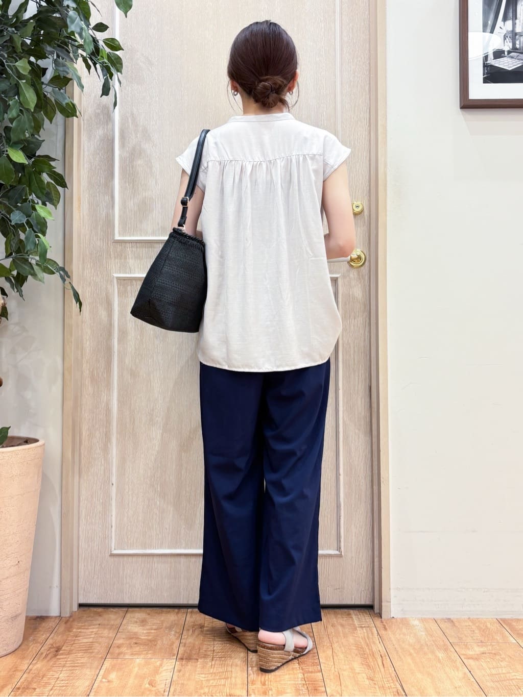 なみさんの「SHOO･LA･RUE｜【S-LL/洗濯後しわになりにくい】上品にきれい見え スラブギャザーブラウス」を使ったコーディネート