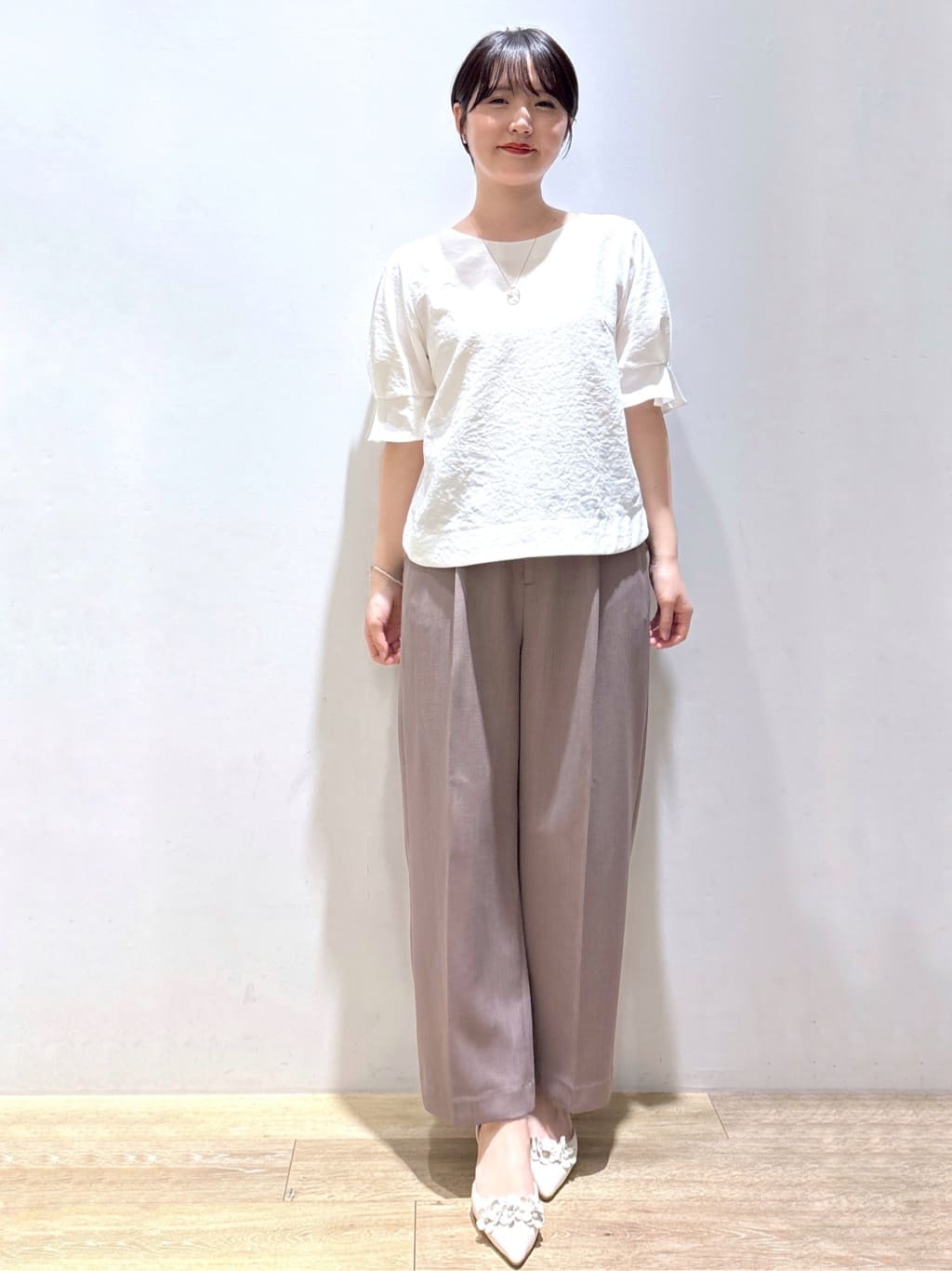 mizukiさんの「index｜《8色展開／XS-LLサイズ》タックパフスリーブブラウス【洗濯機洗い可／吸水速乾／防シワ／抗ピル】」を使ったコーディネート