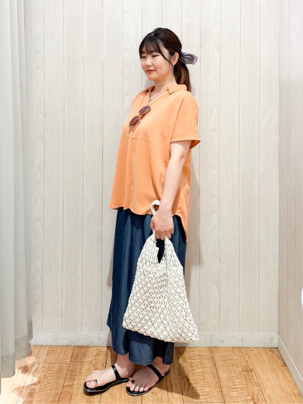 愛さんの「SHOO･LA･RUE｜【洗える/S-LL/プチプラ】さらっとすっきりきれい見え スキッパーブラウス」を使ったコーディネート