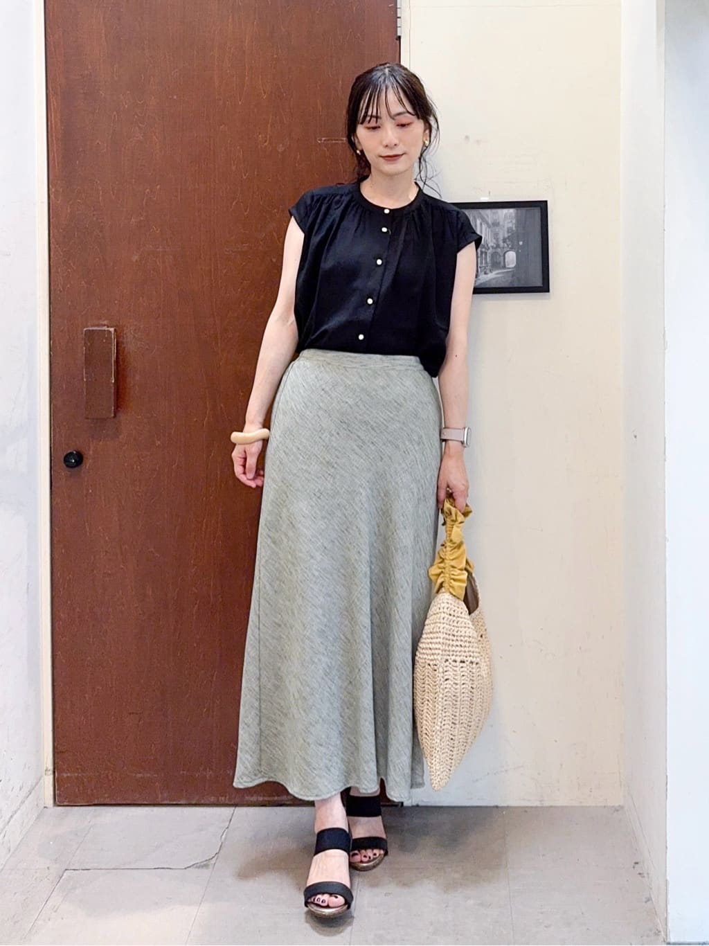 𝐇𝐢𝐫𝐨𝐦𝐢さんの「SHOO･LA･RUE｜【S-LL/洗濯後しわになりにくい】上品にきれい見え スラブギャザーブラウス」を使ったコーディネート
