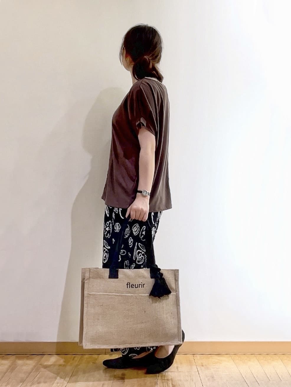 かのさんの「SHOO･LA･RUE｜【S-LL/UV/プチプラ】お袖タックで好印象 デザインTシャツ」を使ったコーディネート