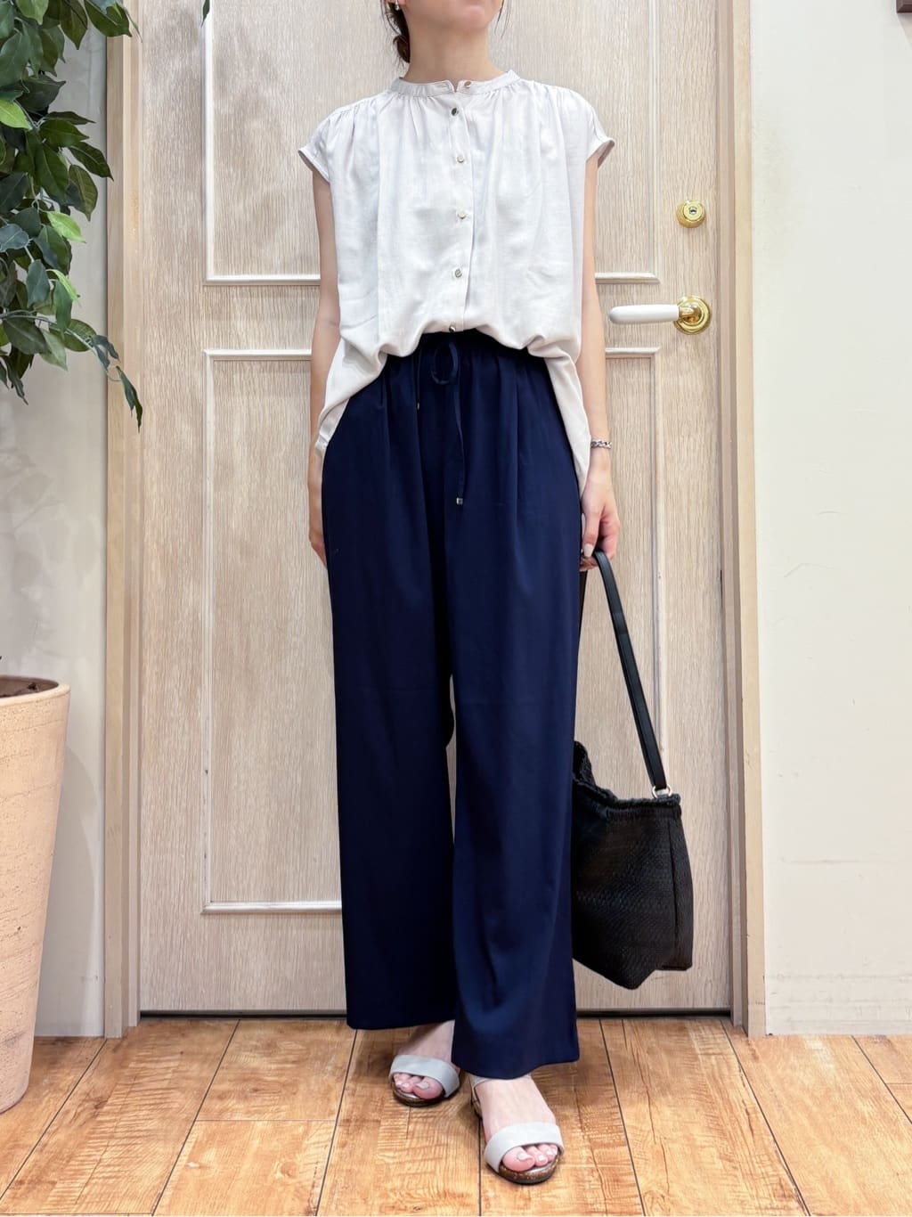 なみさんの「SHOO･LA･RUE｜【S-LL/洗濯後しわになりにくい】上品にきれい見え スラブギャザーブラウス」を使ったコーディネート