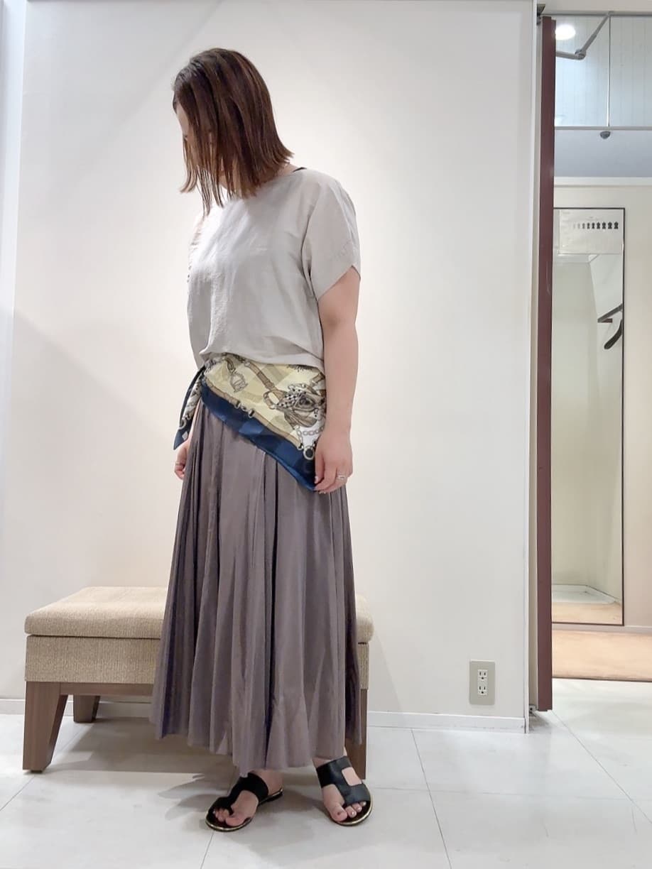 YUIさんの「UNTITLED｜【手洗い／88cm正方形】シアー素材チェーン柄スカーフ」を使ったコーディネート