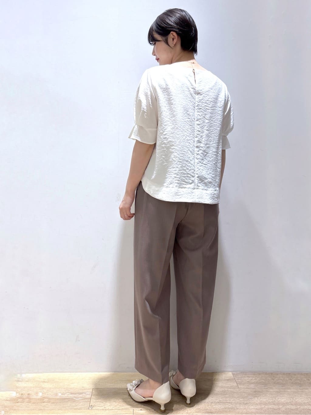 mizukiさんの「index｜《8色展開／XS-LLサイズ》タックパフスリーブブラウス【洗濯機洗い可／吸水速乾／防シワ／抗ピル】」を使ったコーディネート
